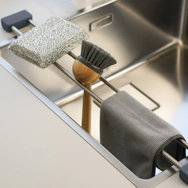 Justerbar skillevegg for vasken