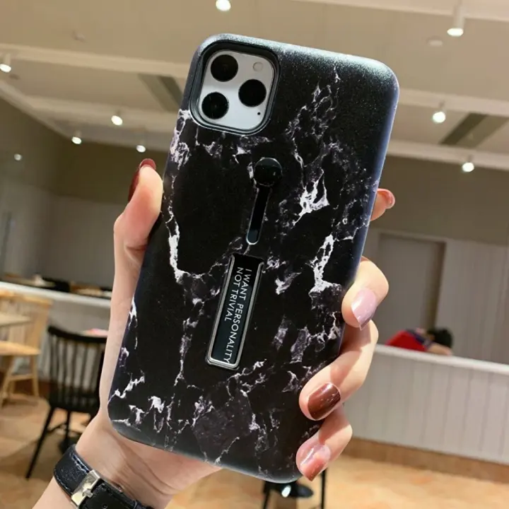 Moteveske med fingerholder - iPhone 12 Mini, svart marmor